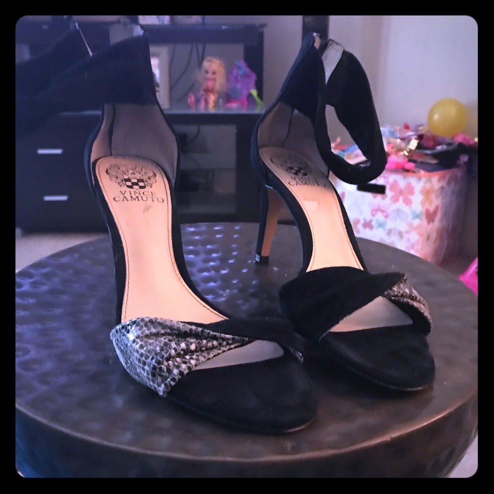 Vince Camuto snakeskin&velvet 8.5 size ankle heels